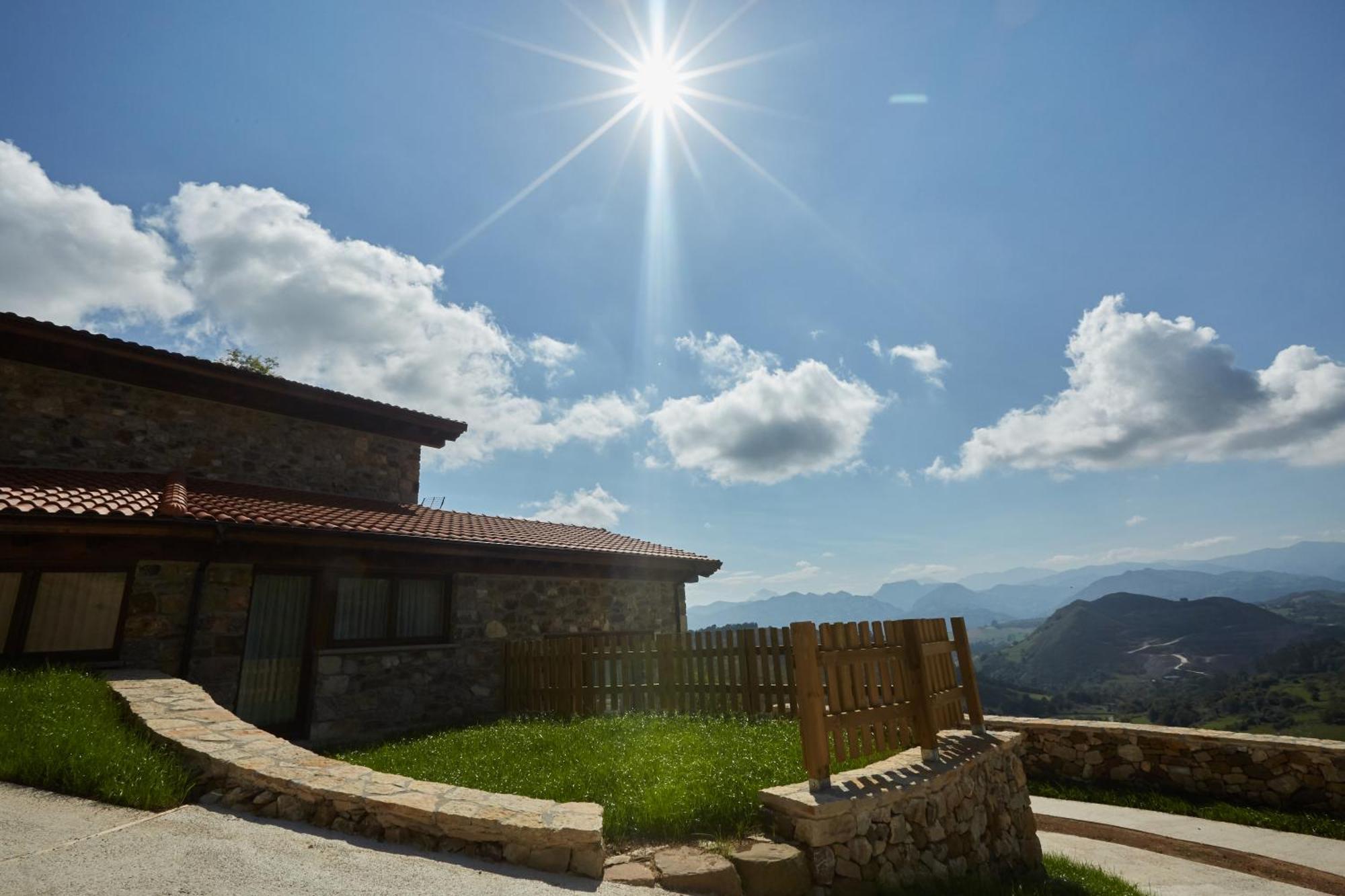 Apartamentos Rurales Casa La Piedra Collia Exterior photo